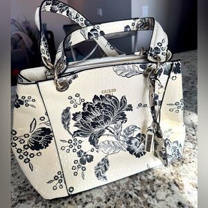 Guess Purse 🤍🖤